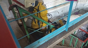 12 июля Спасатели МУ «Служба спасения Волгограда» продолжили  проводить работы по поиску пострадавших на канализационно-насосной станции №4
